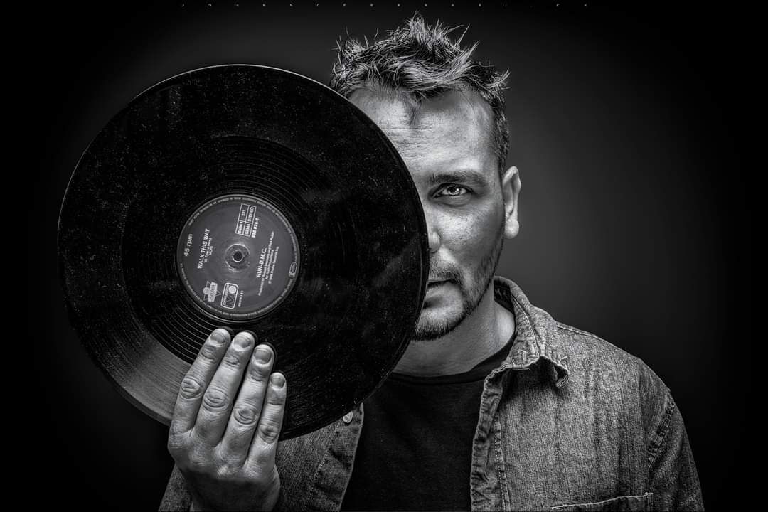 Ritratto di Matteo Vanetti, DJ in Ticino